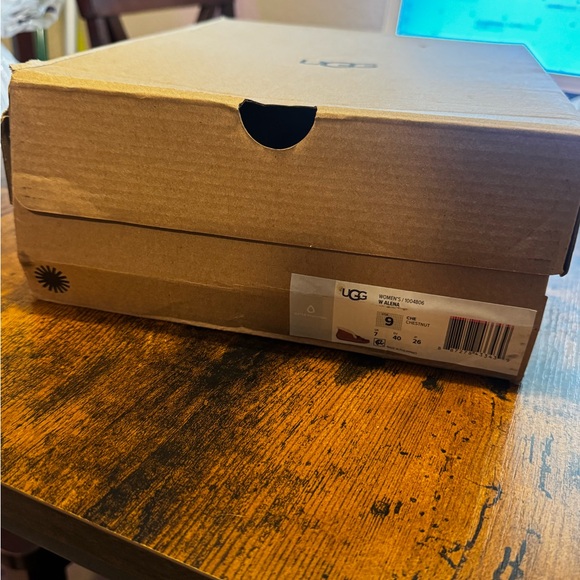 Brand new UGGS ALENA slippers - Picture 5 of 5